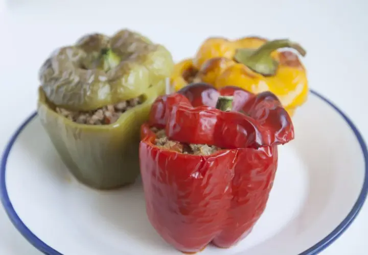 Pimientos rellenos de carne y arroz, horneados hasta quedar tiernos. Un plato casero y delicioso.