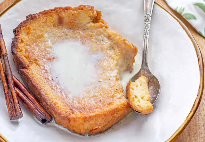 Torrijas con leche condensada, un postre casero con canela y una cuchara lista para probar.