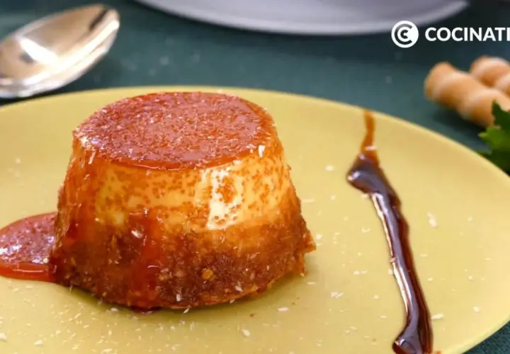 Delicioso flan de coco con caramelo líquido y coco rallado, servido en un plato amarillo.
