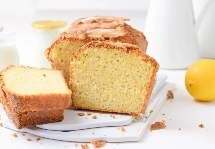 Bizcocho de limón esponjoso, perfecto para tu próxima receta. Con un limón fresco y una jarra de leche al fondo.