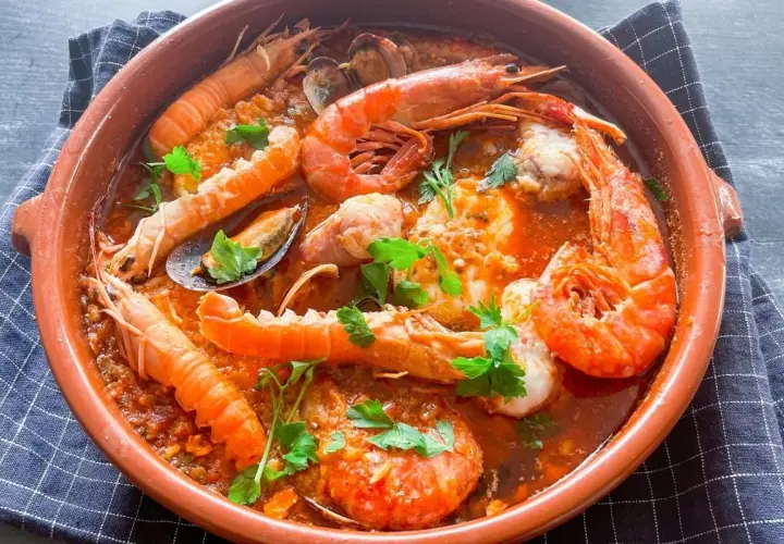 Una deliciosa zarzuela de pescado y marisco, rebosante de gambas, cigalas y mejillones en una rica salsa.