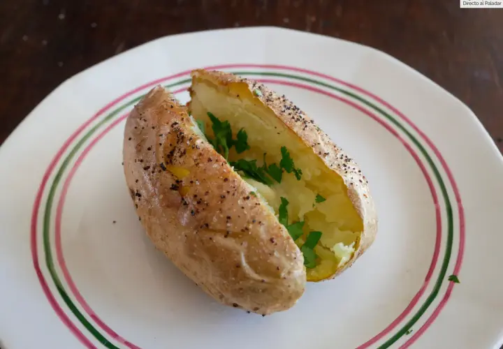 Patatas asadas en freidora de aire, crujientes por fuera y tiernas por dentro, con perejil fresco.