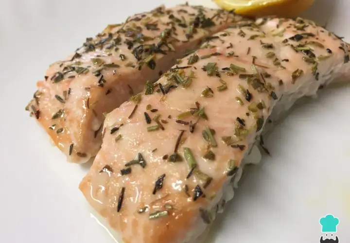 Dos jugosos filetes de salmón al horno, cubiertos con hierbas aromáticas y un toque de limón.
