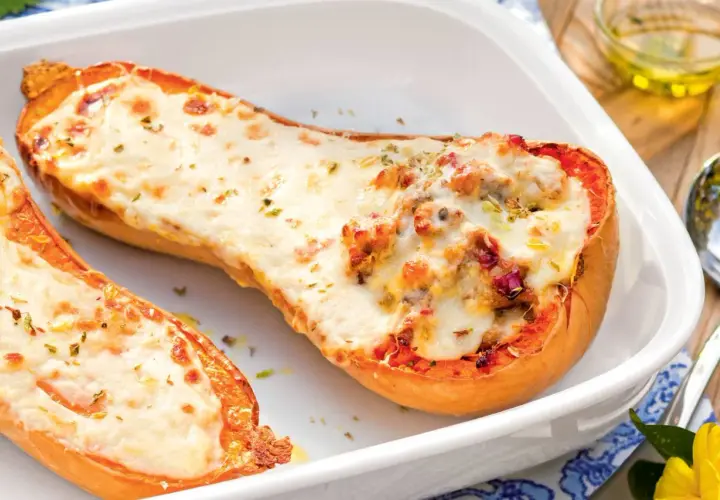 Calabaza asada rellena de carne y queso fundido, una de las mejores recetas con calabaza.