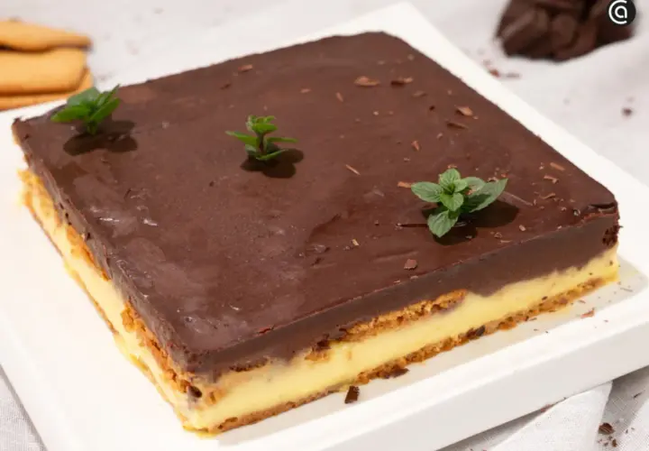Deliciosa tarta de galletas de la abuela, cubierta de chocolate y decorada con menta.