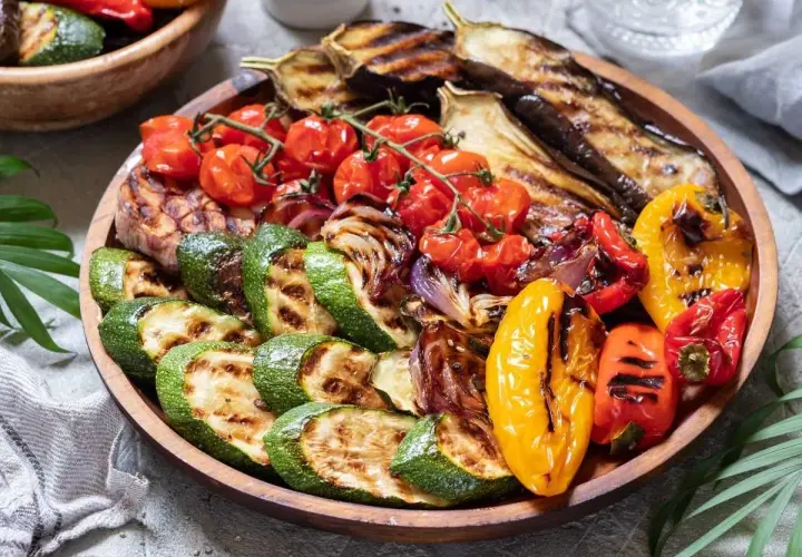 Una colorida parrillada de verduras: calabacines, berenjenas, pimientos y tomates cherry asados a la perfección.