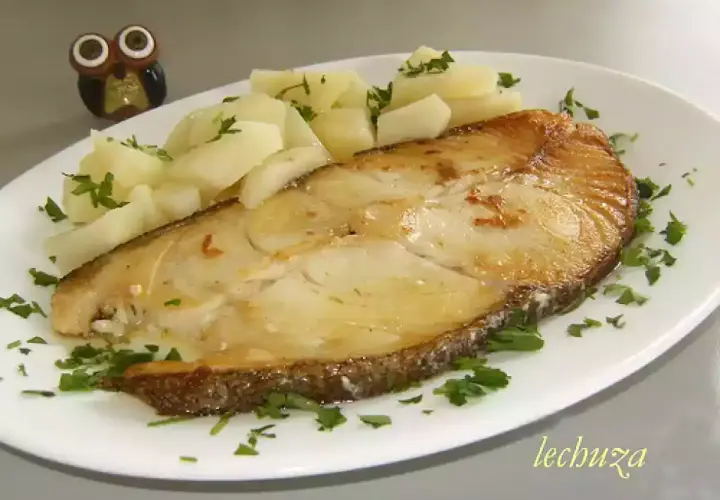 Rodaballo a la plancha jugoso y dorado, acompañado de patatas cocidas y perejil picado. Un plato sencillo y delicioso.