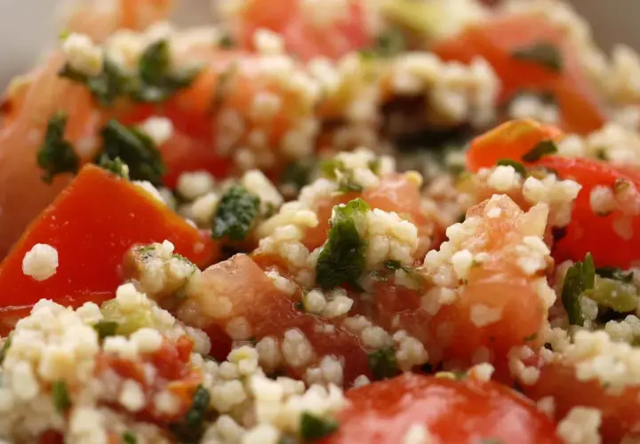 Delicioso cuscus con verduras frescas, tomates jugosos y hierbas aromáticas.