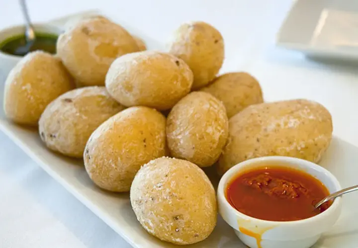 Papas arrugadas con mojo rojo y verde, un plato típico canario listo para disfrutar.