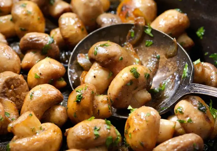 Champiñones salteados con perejil, listos para ser parte de deliciosas recetas con champiñones.