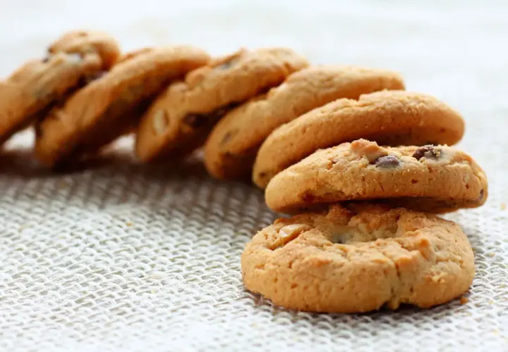 Galletas caseras con chispas de chocolate, perfectas para aprender como hacer galletas.