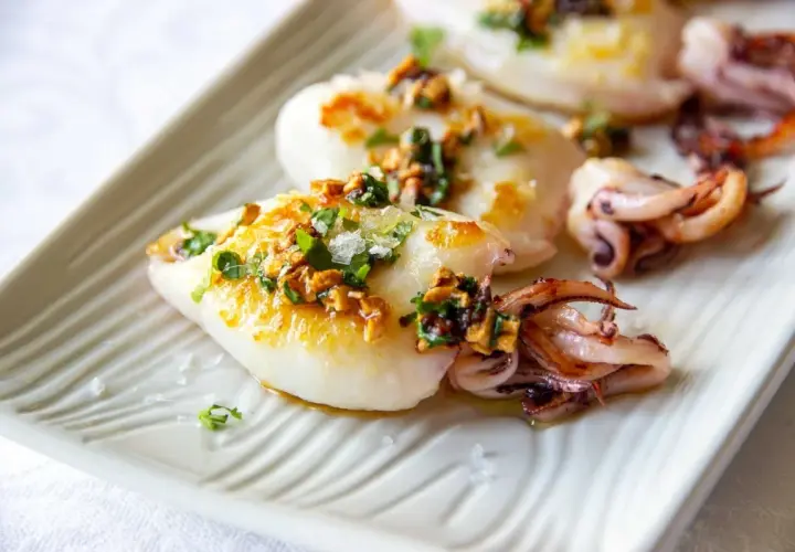 Chipirones a la plancha, tiernos y dorados, con un toque de ajo y perejil picado. Un plato sencillo y delicioso.