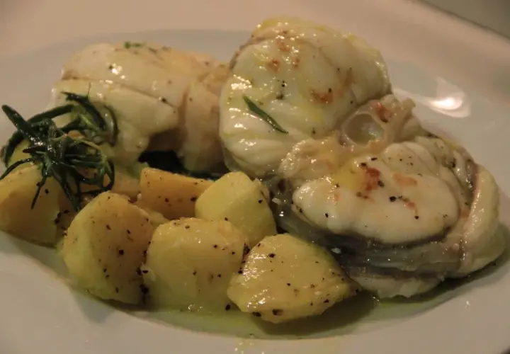 Rape a la plancha jugoso, acompañado de patatas doradas y romero fresco. Un plato sencillo pero delicioso.