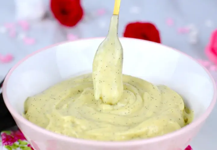 Crema pastelera casera, perfecta para tu próxima receta. Su textura sedosa y puntos de vainilla la hacen irresistible.