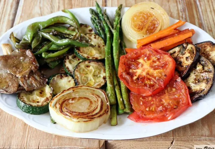 Plato de verduras a la plancha: pimientos verdes, calabacín, espárragos, cebolla, zanahoria, tomate y berenjena.