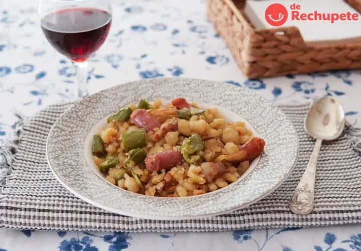 Migas de harina con chorizo y pimientos. La cantidad de agua es clave para su textura.