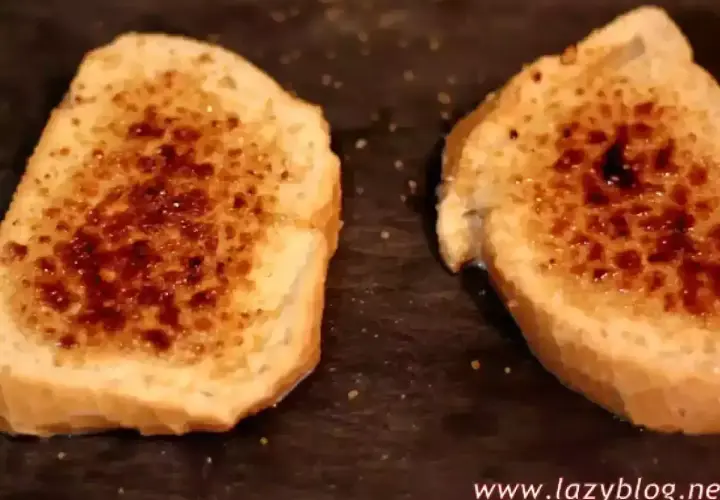 Dos rebanadas de pan tostado con azúcar caramelizada encima, listas para ser horneadas como torrijas.