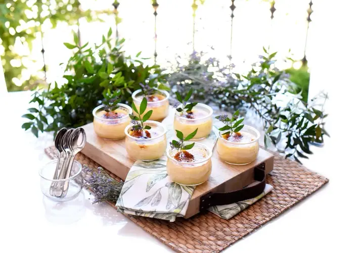 Seis cremas catalanas perfectas, hechas con Thermomix, adornadas con ramitas verdes y lavanda.