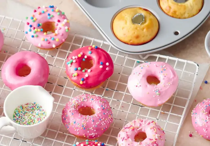 Deliciosos donuts rosados y brillantes, listos para decorar. Una tentadora receta de donuts para disfrutar.