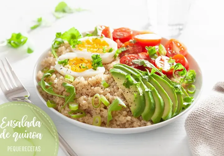 Deliciosa ensalada de quinoa con huevo cocido, aguacate en láminas, tomates cherry y cebolleta.