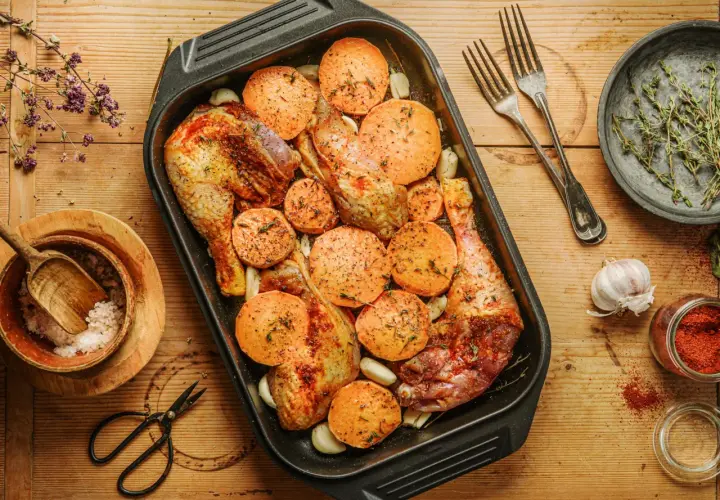 Pollo y boniato asados, listos para hornear. Una de las mejores recetas con boniato para una cena deliciosa.