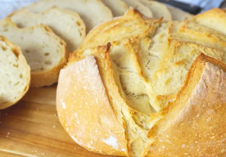 Pan casero recién horneado, dorado y crujiente, listo para disfrutar. Aprende como hacer pan en casa con esta deliciosa hogaza.