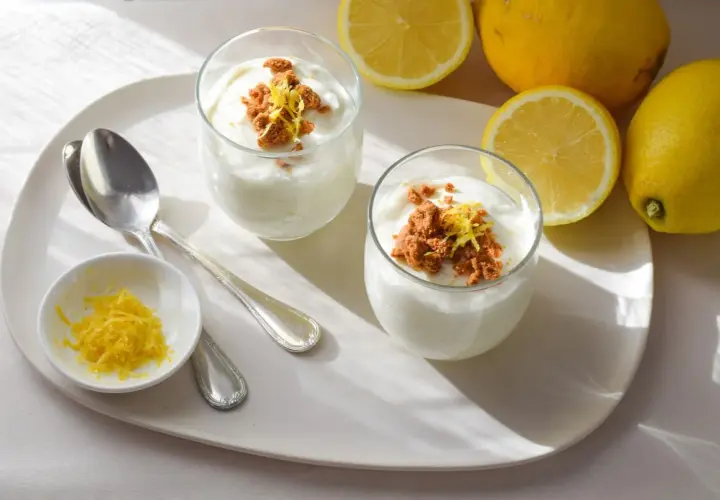 Delicioso mousse de limón con leche condensada, coronado con migas y ralladura de limón fresco.