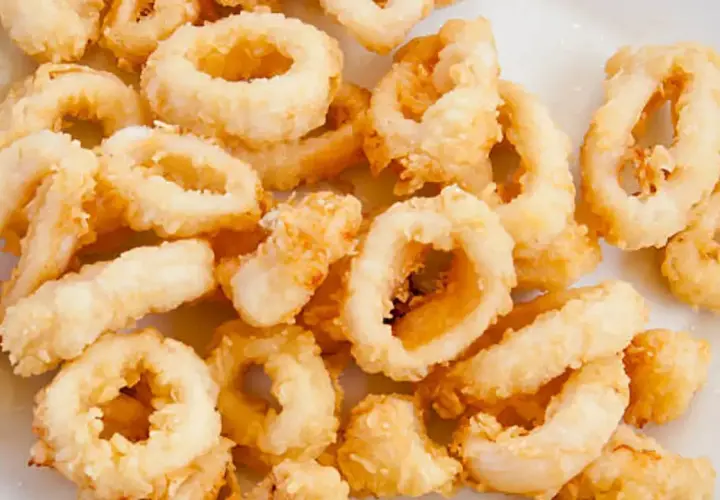 Calamares a la andaluza crujientes y dorados, listos para disfrutar.