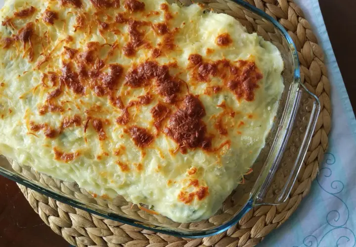 Parmentier de patata gratinado, con una capa dorada de queso fundido y burbujeante, listo para servir.