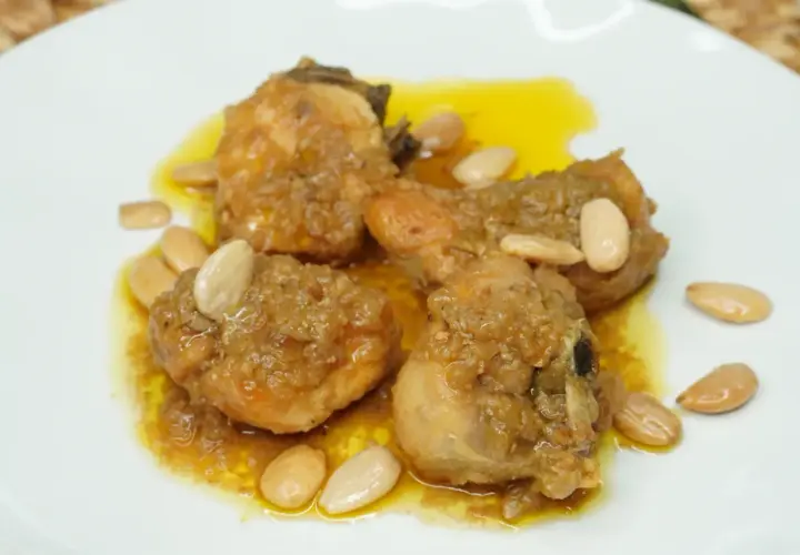 Sabroso pollo con almendras, bañado en una salsa dorada y adornado con almendras enteras.