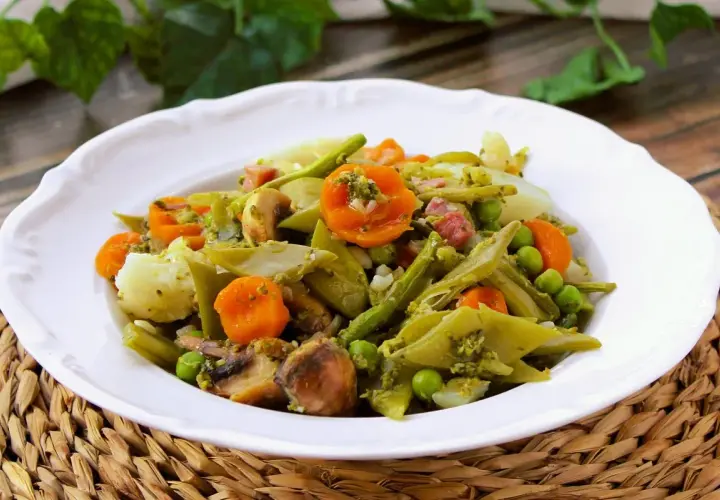 Deliciosa menestra de verduras receta, con judías verdes, zanahoria, guisantes y champiñones, todo aderezado con una salsa verde.