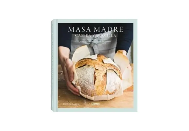 Libro "Masa Madre Casera y Sencilla" con un pan artesanal recién horneado envuelto en papel.