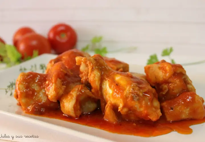 Sabroso pollo con tomate, cocinado a fuego lento hasta que la carne esté tierna y la salsa espesa. ¡Un clásico casero!