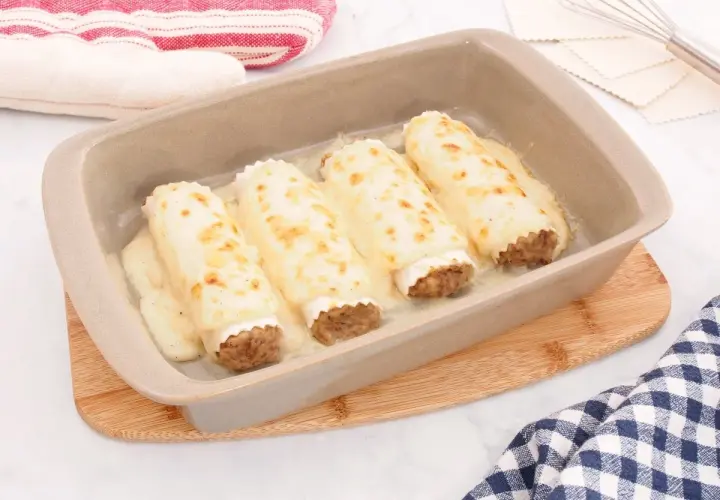Canelones de carne receta de la abuela, dorados y gratinados en su jugo, listos para disfrutar.