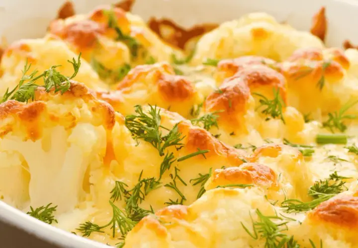 Coliflor al horno gratinada con queso y hierbas frescas. Un plato reconfortante y delicioso.