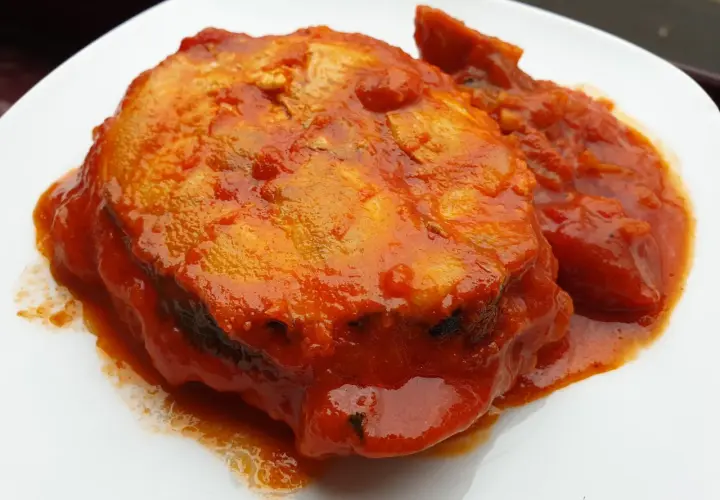 Bonito en salsa de tomate, un plato casero que huele delicioso.