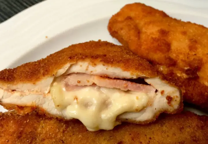 Libritos de lomo de pollo empanados, rellenos de queso fundido y jamón. ¡Un bocado delicioso!