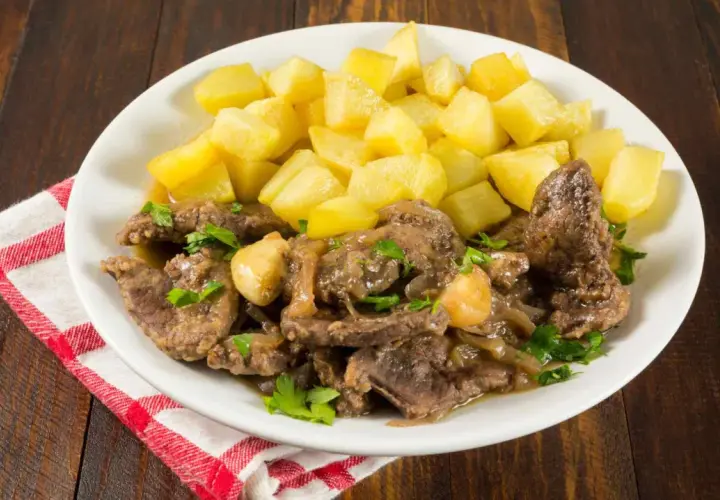 Higaditos de pollo como en los bares, tiernos y jugosos, servidos con patatas fritas doradas. Un plato casero que evoca la nostalgia de las tapas.