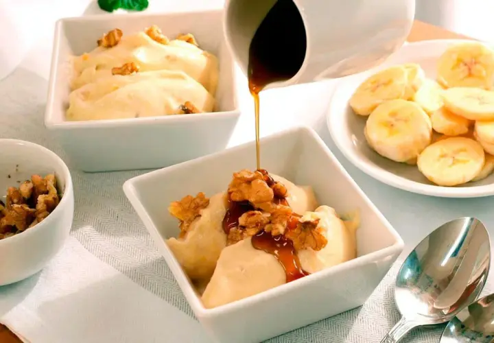Delicioso helado casero de plátano con nueces y sirope. ¡Una receta fácil para hacer en casa!