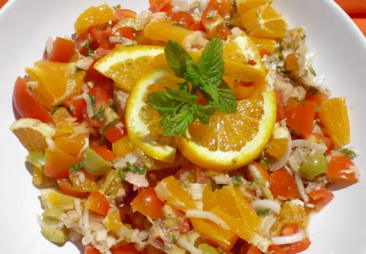 Ensalada de naranja fresca con tomates, aceitunas y menta. Una explosión de sabor cítrico y vibrante.