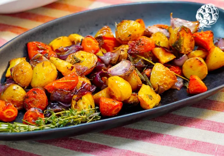 Verduras asadas al horno: patatas, zanahorias y cebolla morada, con hierbas aromáticas. El tiempo y la temperatura perfectos para un plato delicioso.