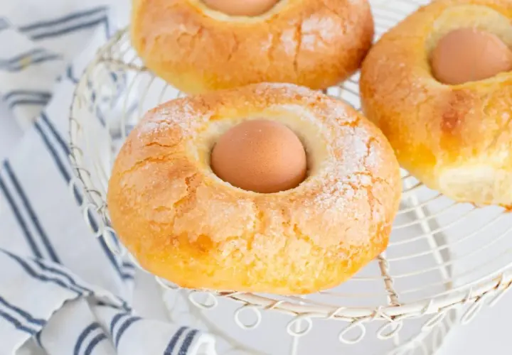 Monas de Pascua doradas y azucaradas, con un huevo cocido en el centro, listas para celebrar la primavera.