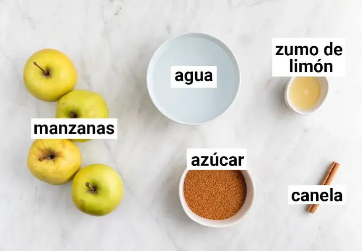 Ingredientes para compota de manzana: manzanas, agua, azúcar, zumo de limón y canela.