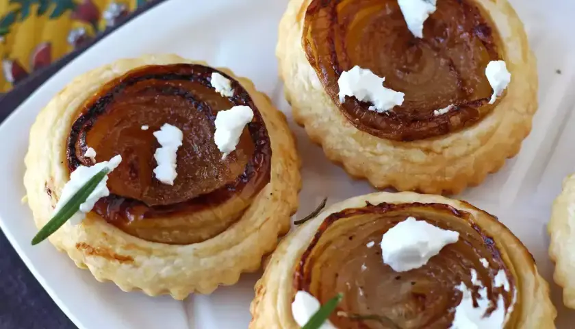 Deliciosas tartas tatin individuales con cebolla caramelizada, queso de cabra y romero.