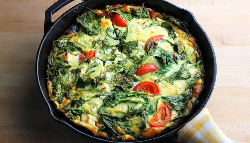 Frittata casera con acelgas, queso feta y tomates. Una opción deliciosa para tus recetas con acelgas.