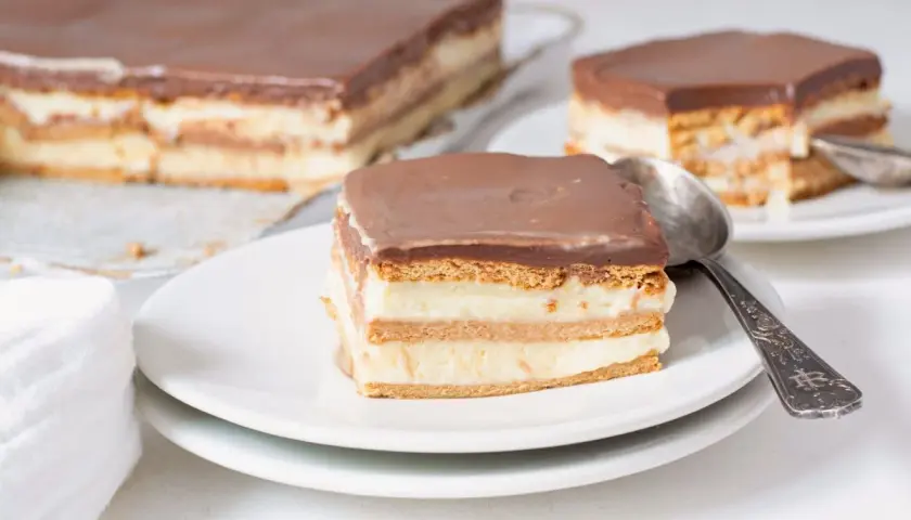 Tarta de galletas de la abuela de toda la vida, con capas de crema y cobertura de chocolate. Un postre casero que evoca recuerdos.