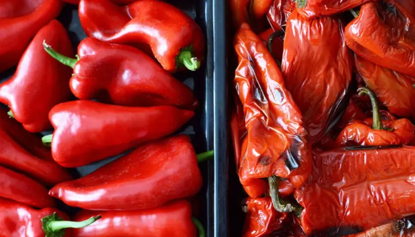 Pimientos rojos frescos y pimientos asados, listos para ser disfrutados en una deliciosa ensalada.