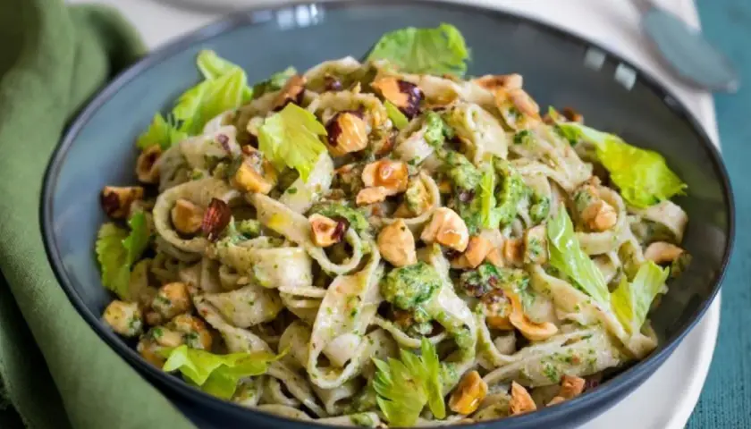 Pasta con brócoli y nueces, una de las muchas deliciosas recetas con apio que puedes preparar.