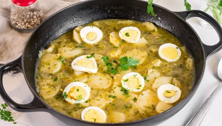 Patatas en salsa verde con huevos duros, un plato reconfortante y lleno de sabor.