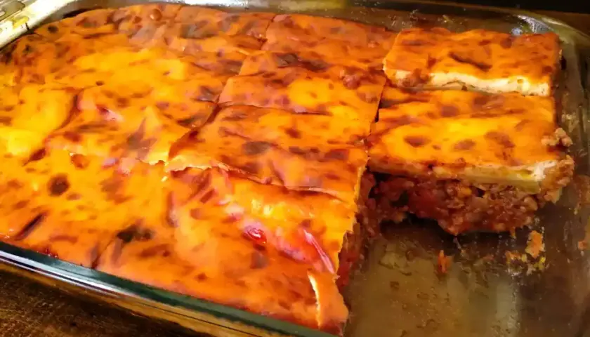 Musaka casera recién horneada, lista para servir. Una deliciosa receta que no te puedes perder.